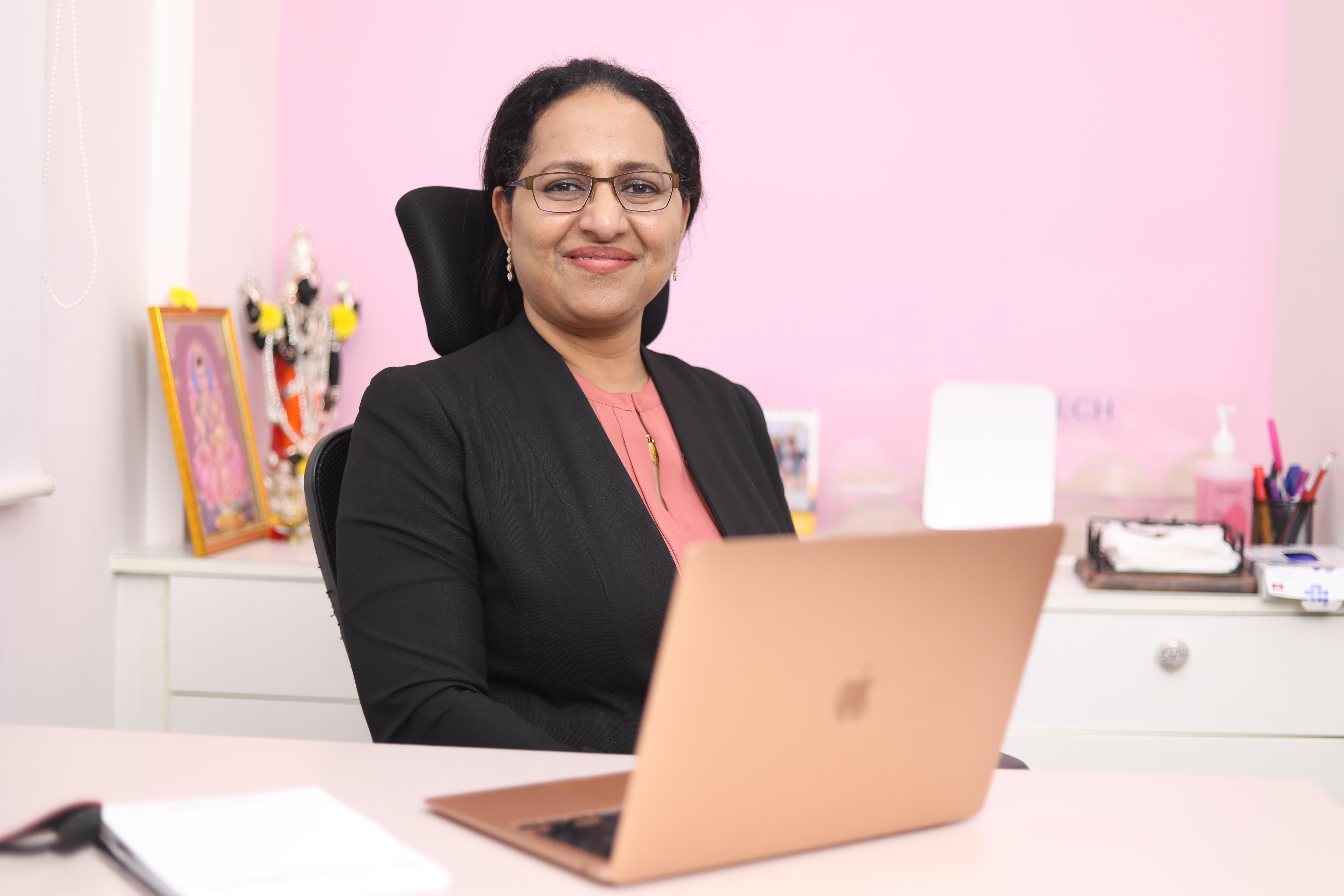 Dr.Pinky Devi Ayyappan (Plastic and Cosmetic Surgeon and Director of Pinkappleaesthetics)